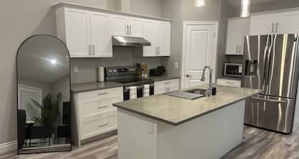 Cozy home, 4 mins drive to Windsor airport & 10 mins drive to Detroit border