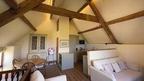 Un cuarto estilo loft con comedor, sofá y cocina.
