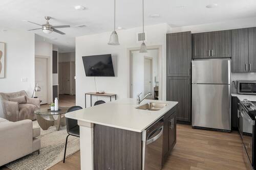 Appartement, 2 chambres | Cuisine privée | Réfrigérateur grande capacité avec congélateur, four à micro-ondes