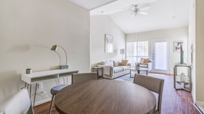 Apartamento, 2 habitaciones | Cocina privada | Frigorífico grande, microondas, horno y placa de cocina
