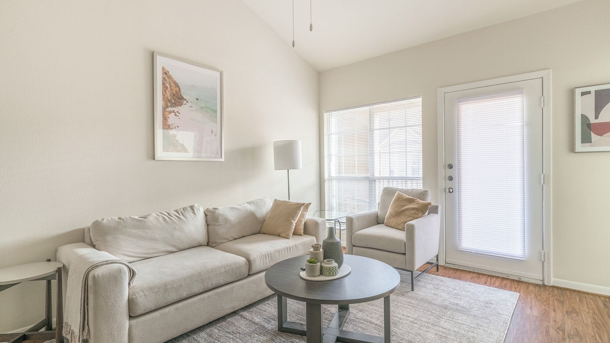 Departamento, 2 habitaciones | Área de sala de estar | Televisión de 40 pulgadas con canales digitales 