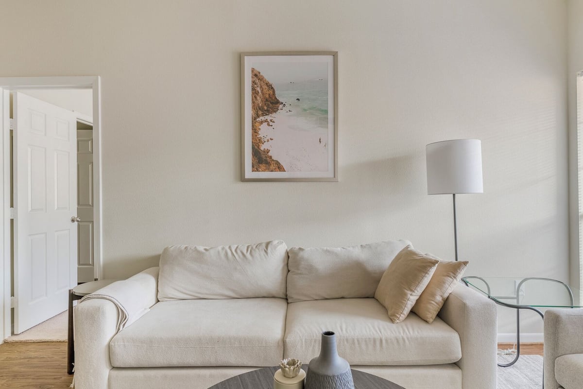 Appartement, 2 slaapkamers | Woonruimte | Een 40-inch televisie met digitale zenders