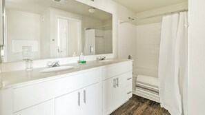 Apartment, 1 Bedroom | Bathroom | Free toiletries, hair dryer, towels, soap - Landing Apartments Houston Southbelt (Houston)
