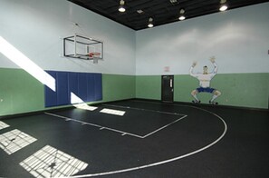 Basketball court - Landing Apartments Houston Southbelt (Houston)