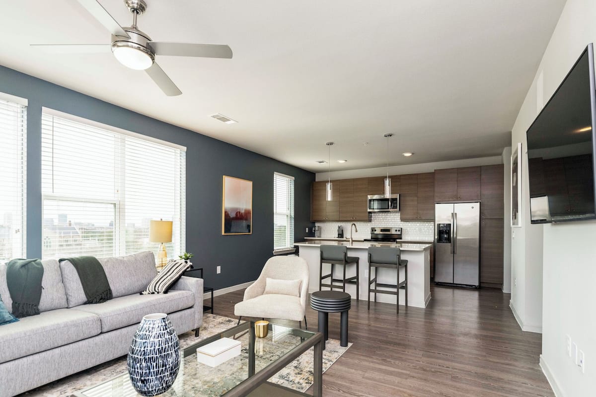 Un apartamento moderno con sala de estar, cocina y comedor.