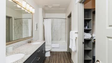 Studio | Bathroom | Free toiletries, hair dryer, towels, soap