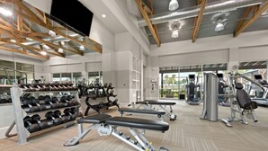 Ein Fitnessstudio mit Krafttrainingsgeräten, Laufbändern und Trainingsmaschinen.