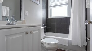 อพาร์ทเมนท์, 2 ห้องนอน | ห้องน้ำ | ของใช้ในห้องน้ำฟรี, ไดร์เป่าผม, ผ้าเช็ดตัว, สบู่