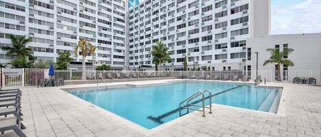 حمّام سباحة خارجي