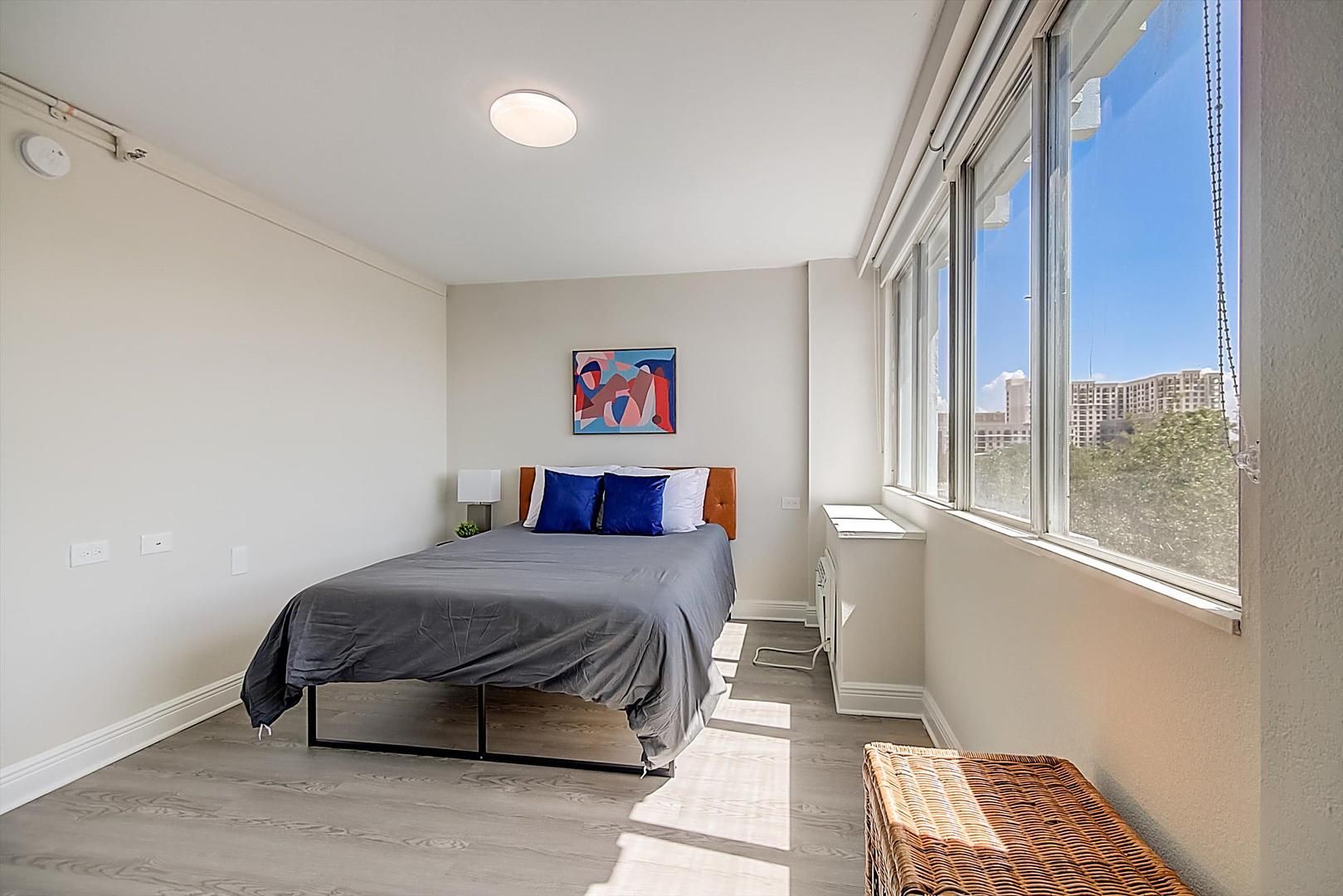 Une chambre à coucher avec un lit, une fenêtre et un radiateur.