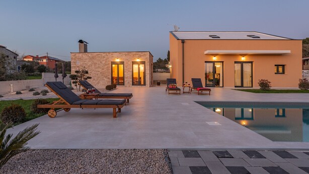 A modern house with a swimming pool, lounge chairs, and a well-maintained garden. - Villa Dide moga ZadarVillas (Sveti Petar)