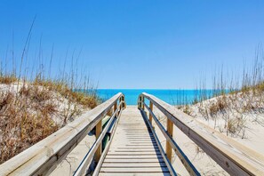 On the beach - Silver Linings - Beautiful 4/4.5 Home - Beachfront (Gulf Shores)