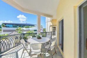 Enjoy a meal or a moment of peace on this balcony with a round table and six chairs, offering a view of the city.