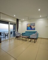 经典公寓, 阳台, 海景 | 起居区 | 43-英寸LED 电视（配备卫星频道）