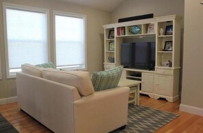 Smart TV - 2 Bedroom Condo, Close to Town and the Beach (Wells)