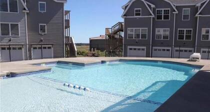 2 Bedroom Condo, Close to Town and the Beach