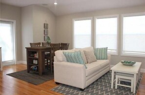 Smart TV - 2 Bedroom Condo, Close to Town and the Beach (Wells)