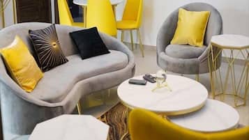Habitación junior, balcón, vista a la ciudad | Área de sala de estar