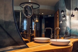 特色装修、特色家居、办公桌、笔记本电脑工作区