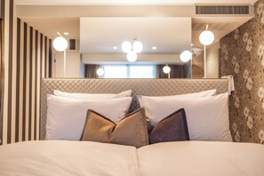 Individually decorated, individually furnished, desk, laptop workspace - Loom Hotel (Bolzano)