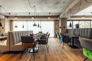 每日供应自助式早餐（每人 EUR 12.00）