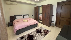 Une chambre à coucher avec un lit, une armoire et un miroir.