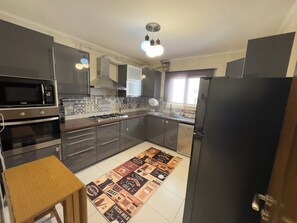 Een koelkast, een magnetron, een oven, een kookplaat