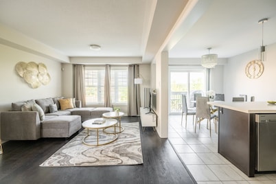GLOBALSTAY. Modern 3 Bedroom House in Brampton. BBQ, parking.