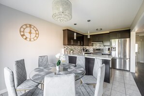 Dining - GLOBALSTAY. Modern 3 Bedroom House in Brampton. BBQ, parking. (Brampton/Canada)