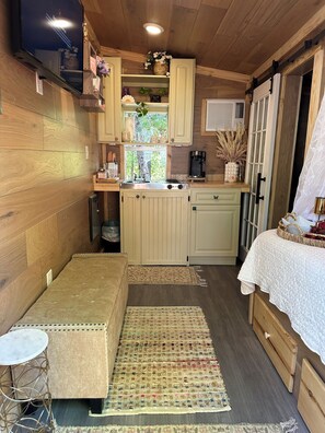 المنشأة من الداخل