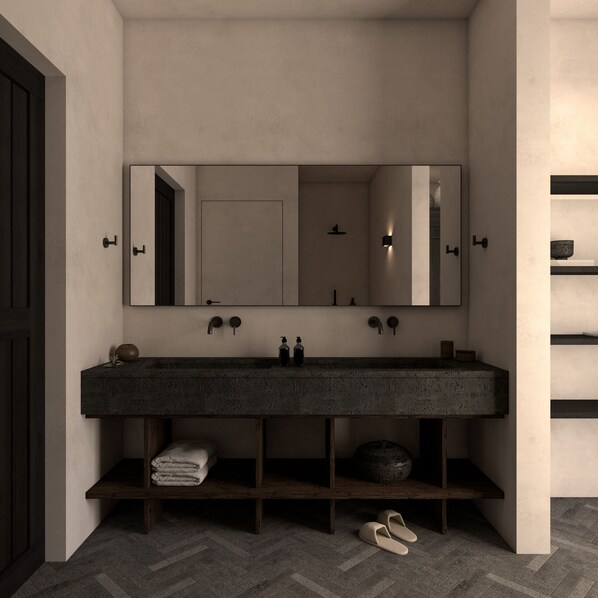 Une salle de bain moderne avec un grand miroir, un plan de toilette foncé et des étagères en bois.