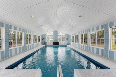 Pool. Romantic Country Escape Indoor Heated Pool Hot Tub Breakfast Art Studio Bakery