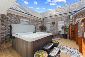 Terrace/patio - Romantic Country Escape Indoor Heated Pool Hot Tub Breakfast Art Studio Bakery (Chipley)