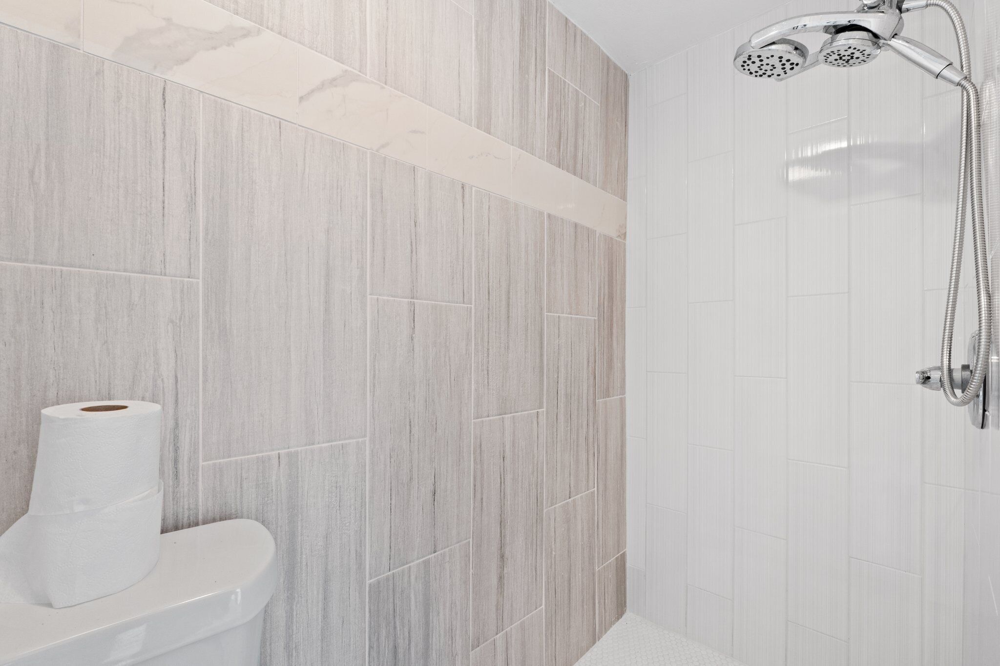 Douche, serviettes fournies, savon, papier toilette