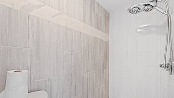 Douche, serviettes fournies, savon, papier toilette