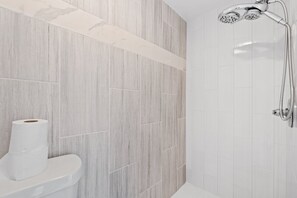 Ducha, toallas, jabón, papel higiénico