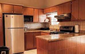 Microondas, horno, placa de cocina