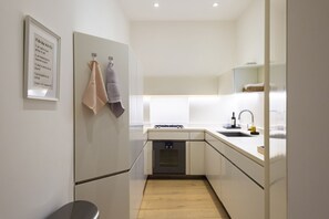 Køleskab, mikrobølgeovn, ovn, kogeplade