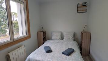 2 bedrooms, desk, iron/ironing board, WiFi (free)
