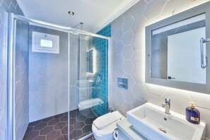 Een douche, handdoeken