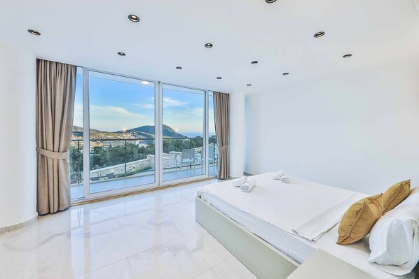 5 bedrooms, WiFi, bed sheets