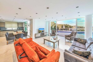 Een smart-tv en een tafeltennistafel