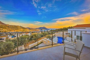 Property grounds - Villa Tzia - Five Bedroom Villa, Sleeps 10 (Kalkan)