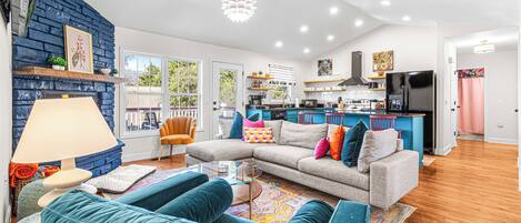 Een smart-tv en een open haard