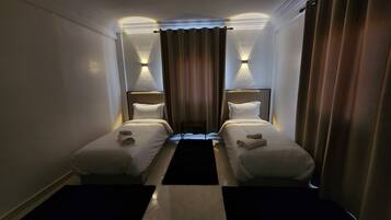 Chambre Double ou avec lits jumeaux, non-fumeurs, vue ville | Bureau, espace de travail pour ordinateur portable, rideaux occultants