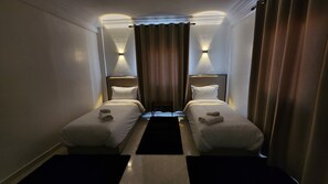 Chambre Double ou avec lits jumeaux, non-fumeurs, vue ville | Bureau, espace de travail pour ordinateur portable, rideaux occultants