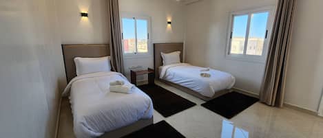 Chambre Double ou avec lits jumeaux, non-fumeurs, vue ville | Bureau, espace de travail pour ordinateur portable, rideaux occultants