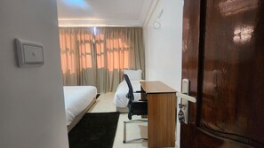 Basic-Doppelzimmer, Nichtraucher, Buchtblick | Schreibtisch, laptopgeeigneter Arbeitsplatz, Verdunkelungsvorhänge