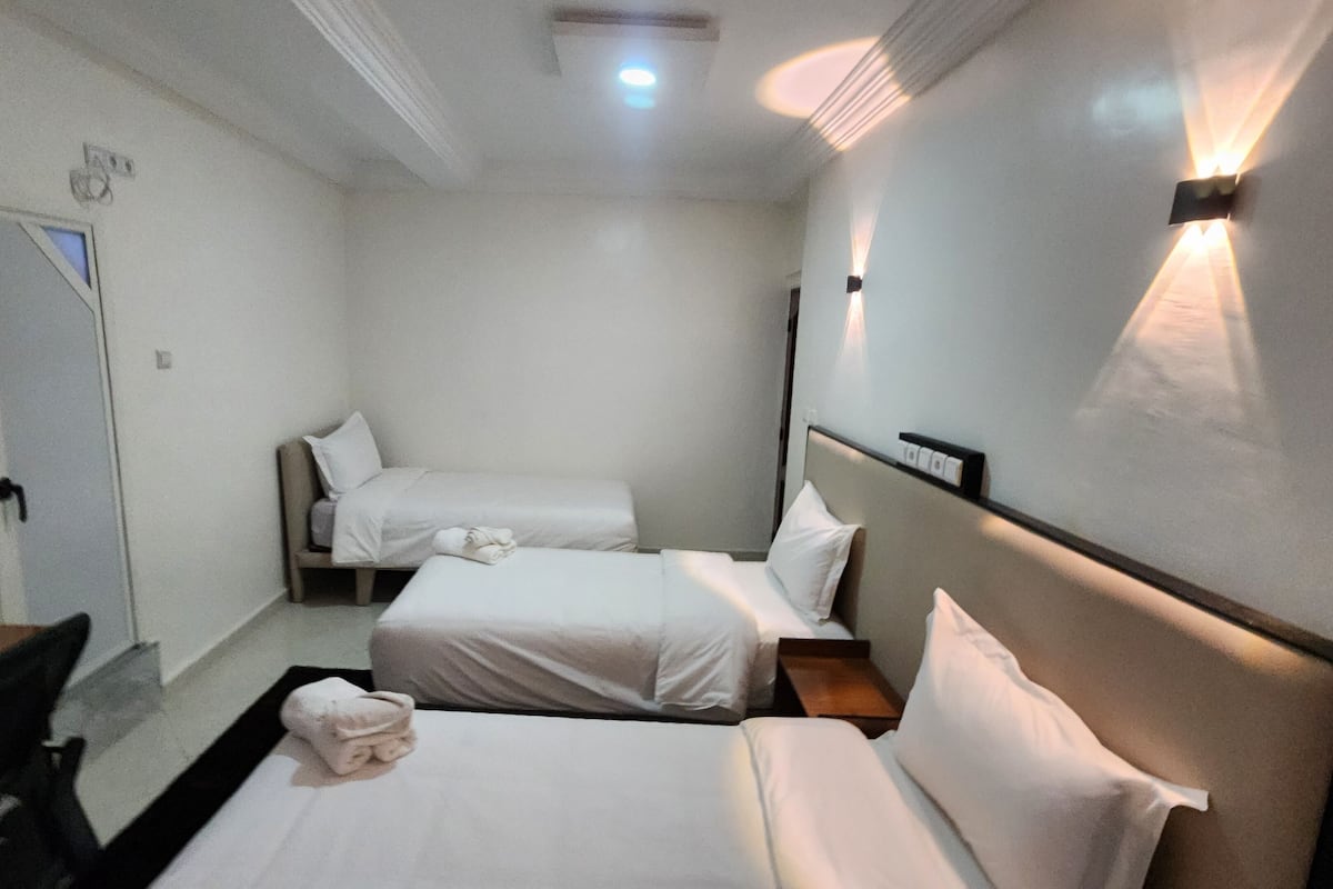 Escritorio, espacio para trabajar con laptop y cortinas blackout