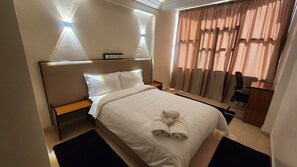 Basic-Doppelzimmer, Nichtraucher, Buchtblick | Schreibtisch, laptopgeeigneter Arbeitsplatz, Verdunkelungsvorhänge